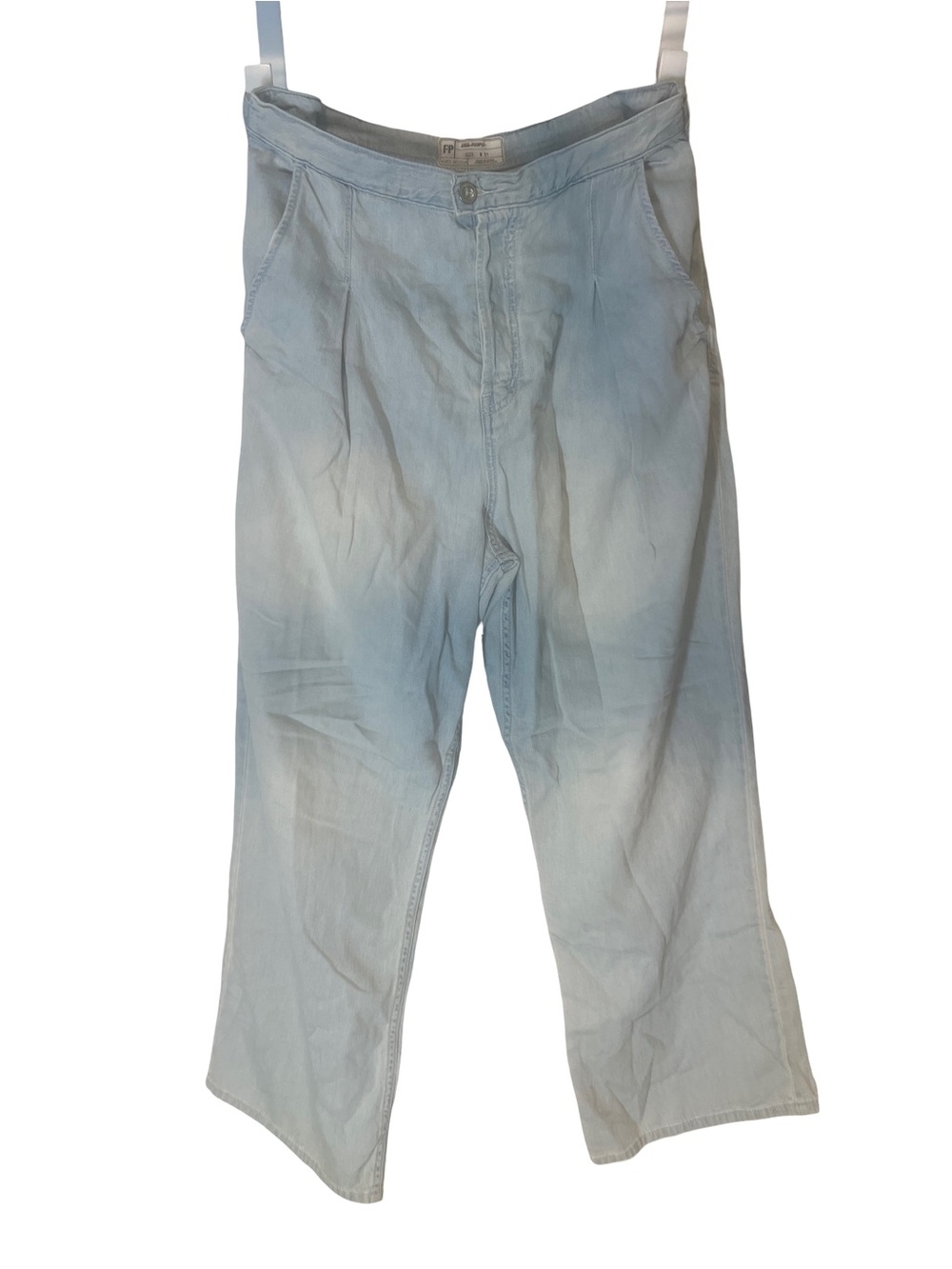 Free People light blue pleated front wide leg jeans Size 31/28 (BIN1-27)
